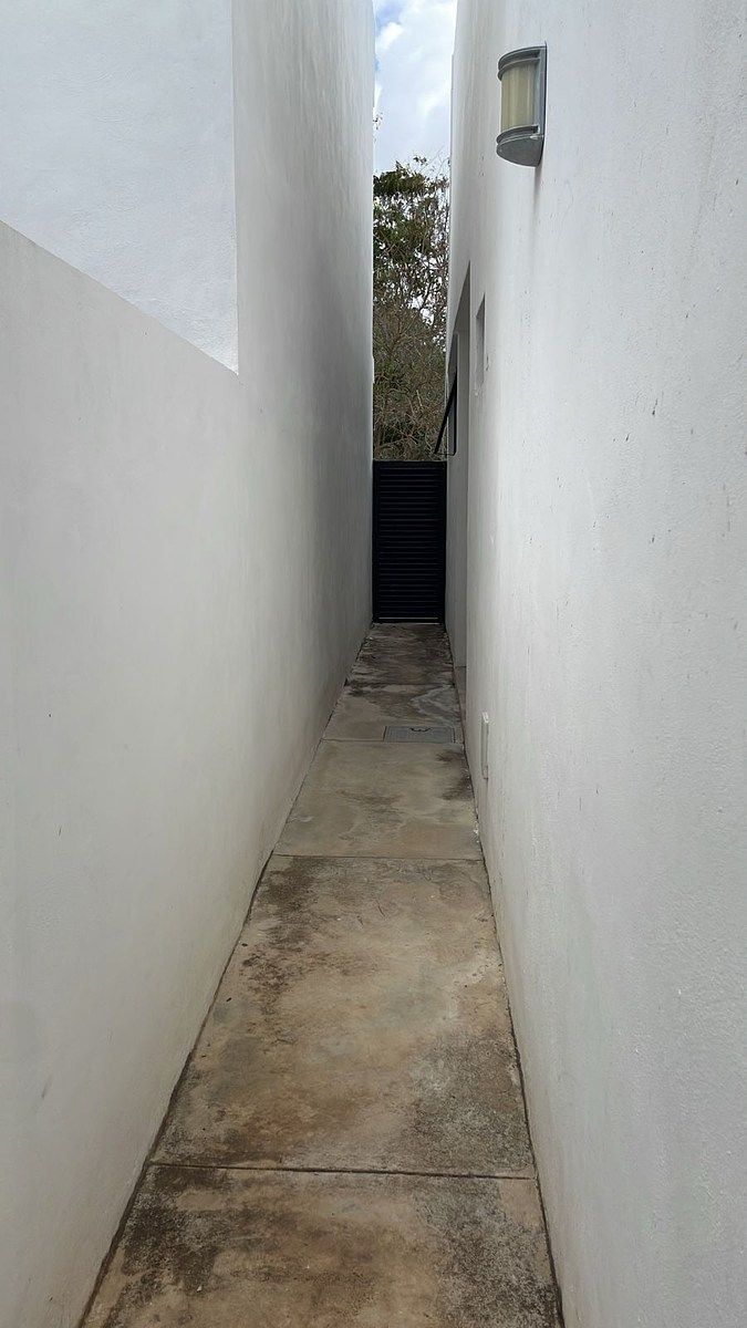 13 de 41: Pasillo lateral al cuarto de servicio