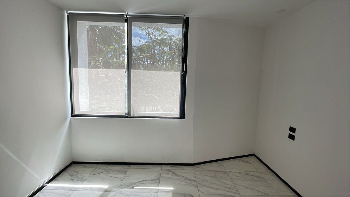 28 de 41: Amplia ventana recámara 2 con persianas enrrollables