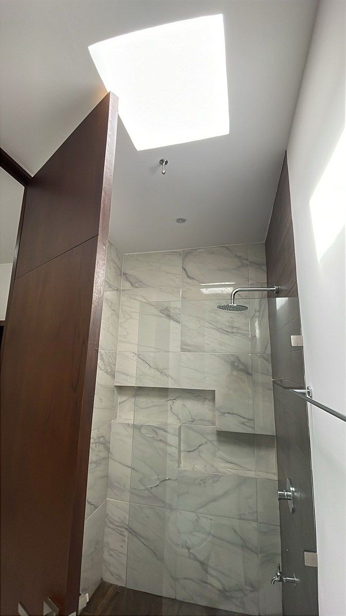 37 de 41: Tragaluz en todos los baños