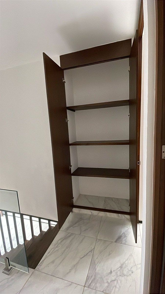 39 de 41: Amplio clóset de blancos