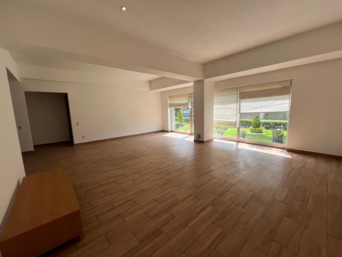 4 de 14: Sala y Comedor