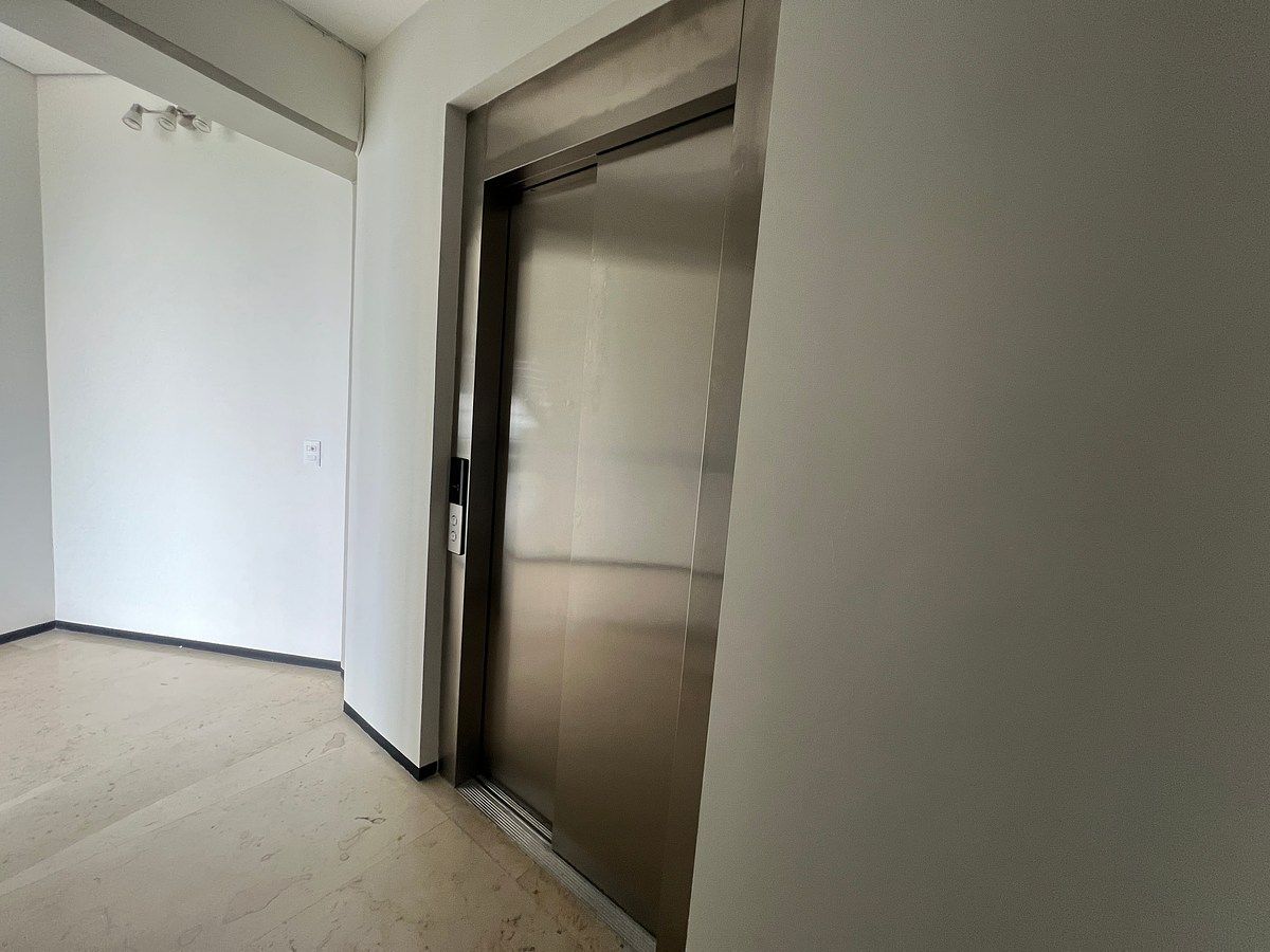 2 of 40: Acceso principal directo del elevador