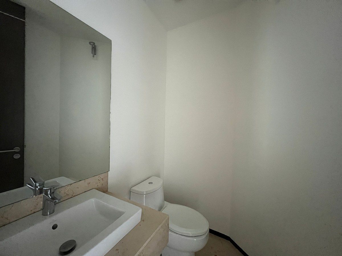 3 of 40: Medio baño