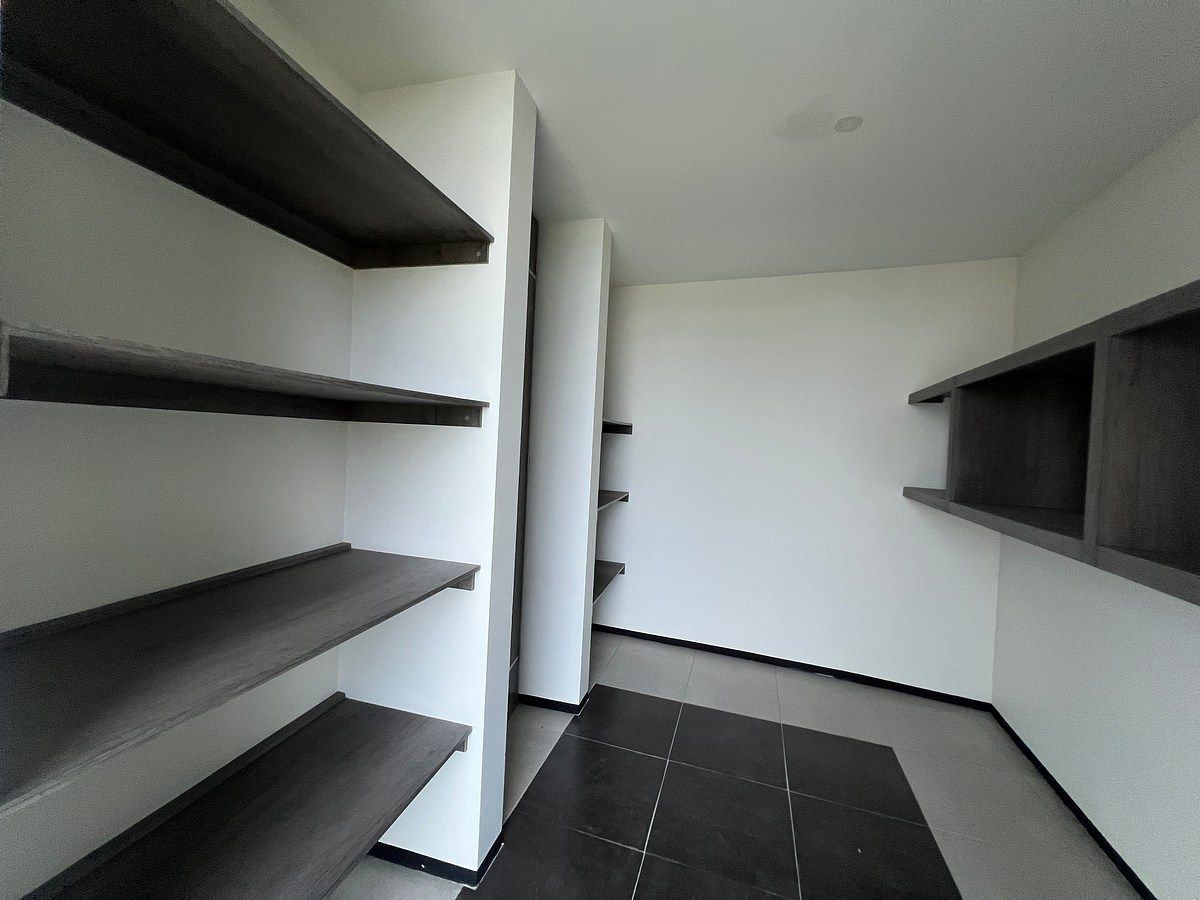 10 of 40: Alacena y cuarto de servicio con baño completo