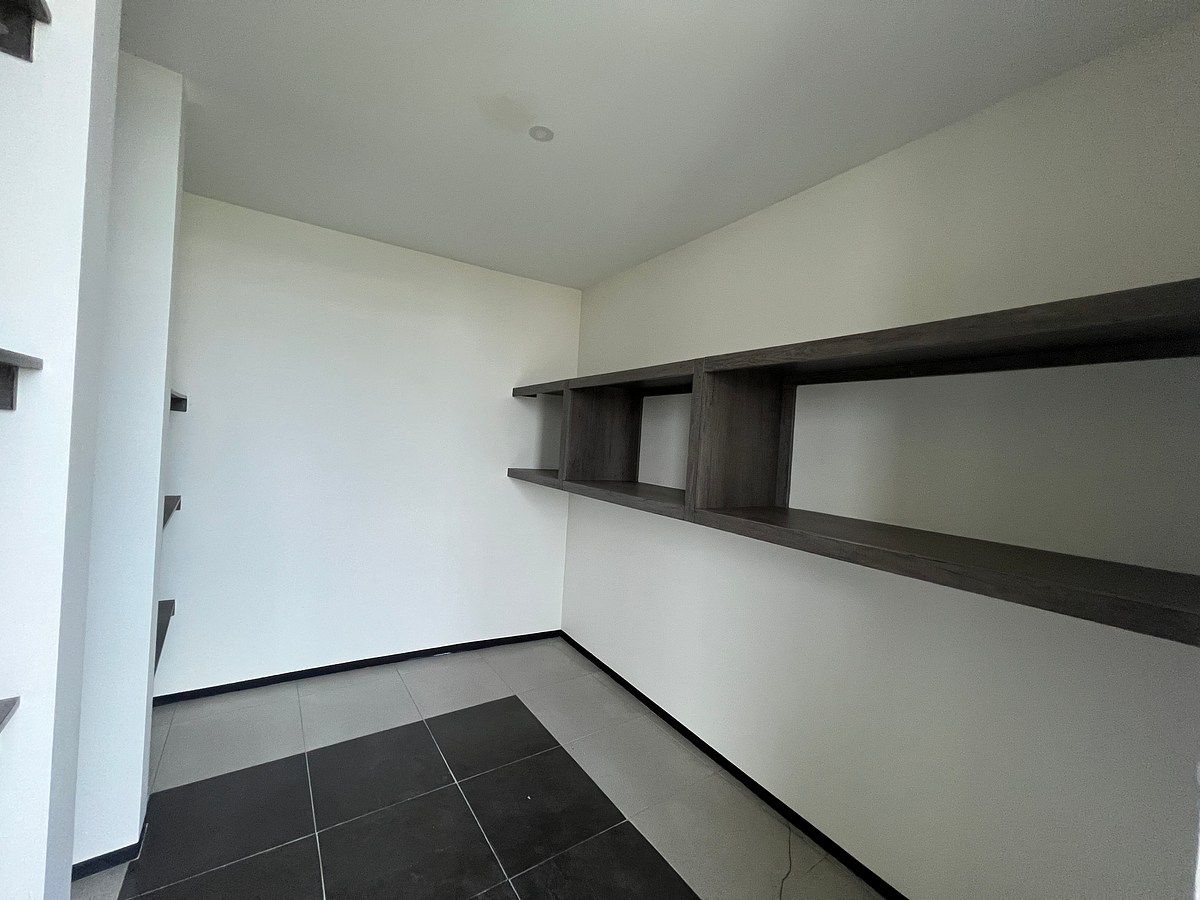 11 of 40: Alacena y cuarto de servicio con baño completo