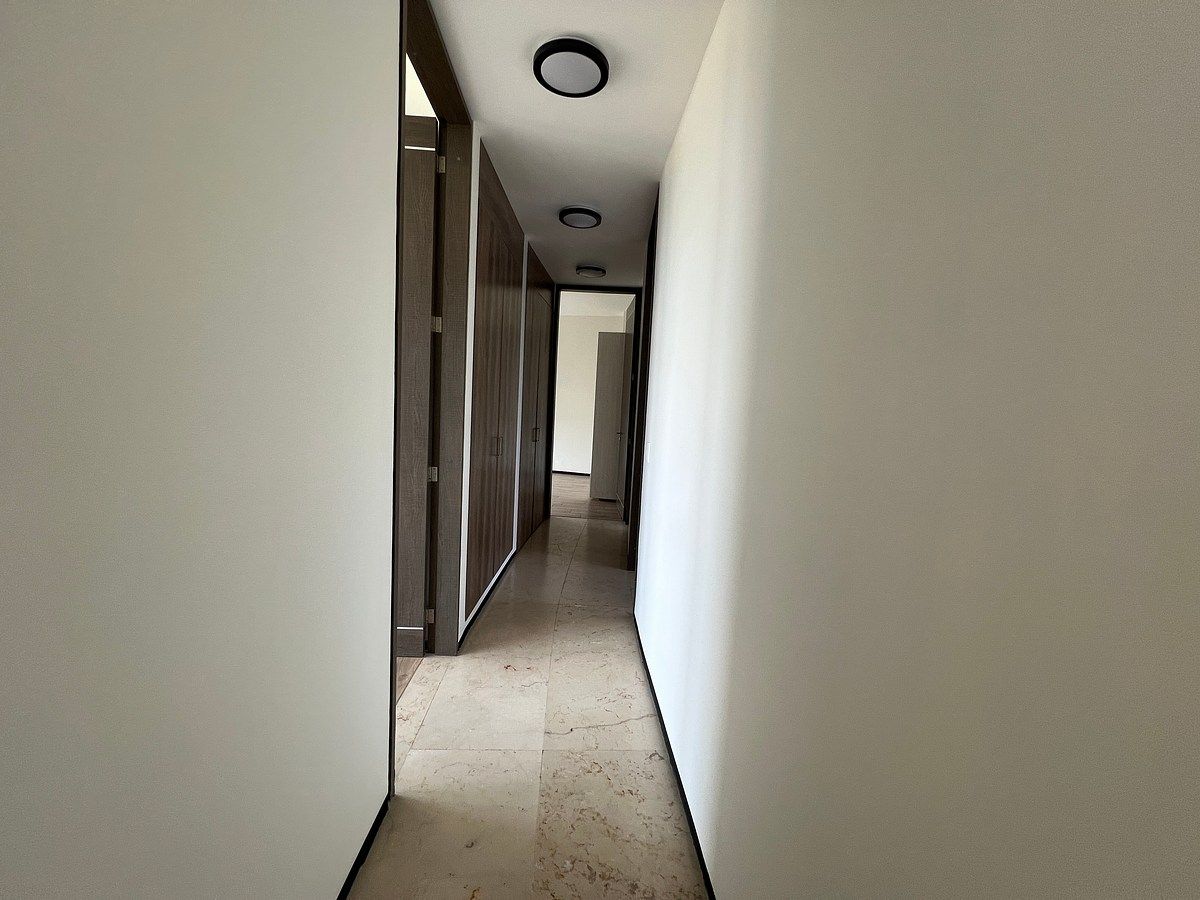 13 of 40: Distribuidor a cuartos con 2 clósets de blancos