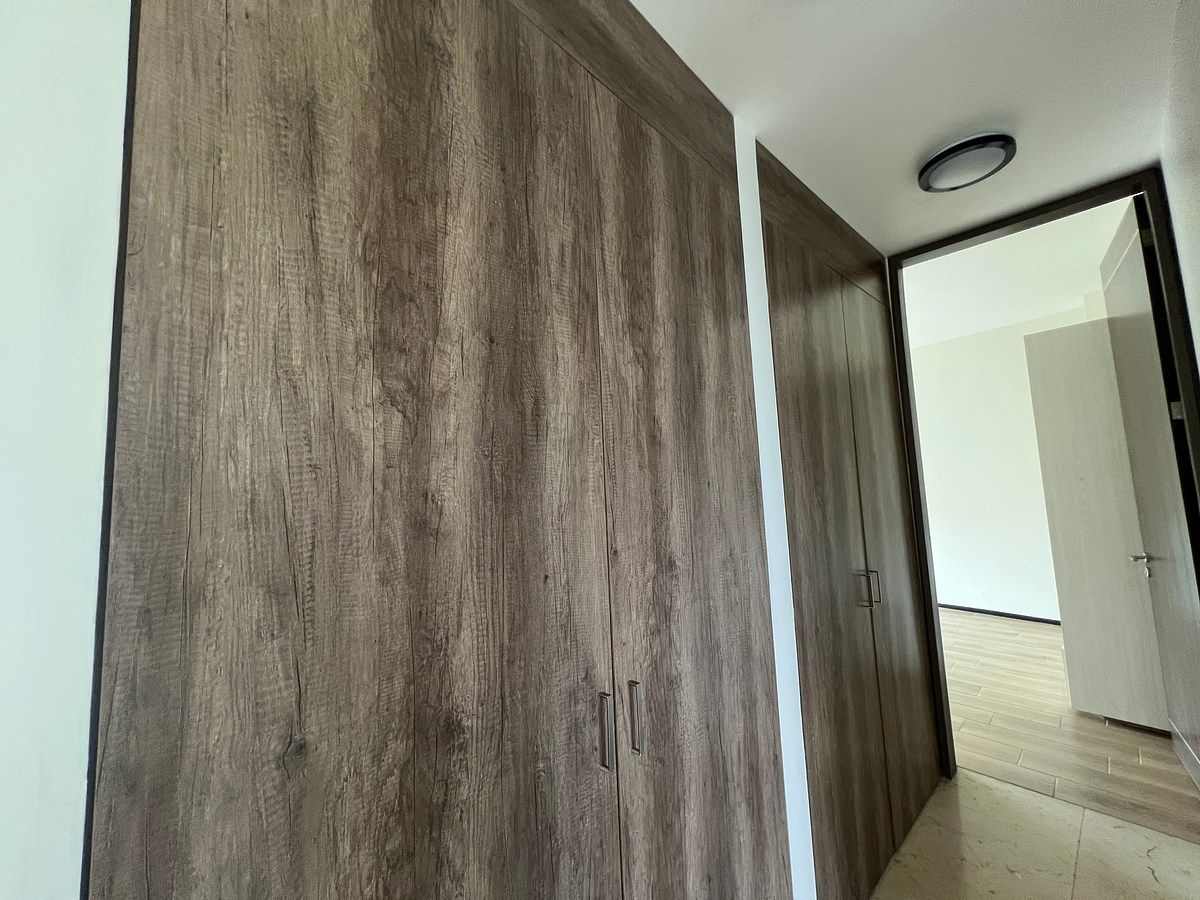 14 of 40: Distribuidor a cuartos con 2 clósets de blancos