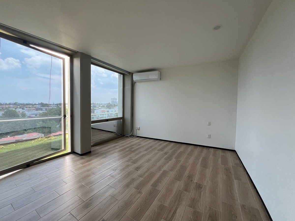 15 of 40: Recámara principal con amplia terraza