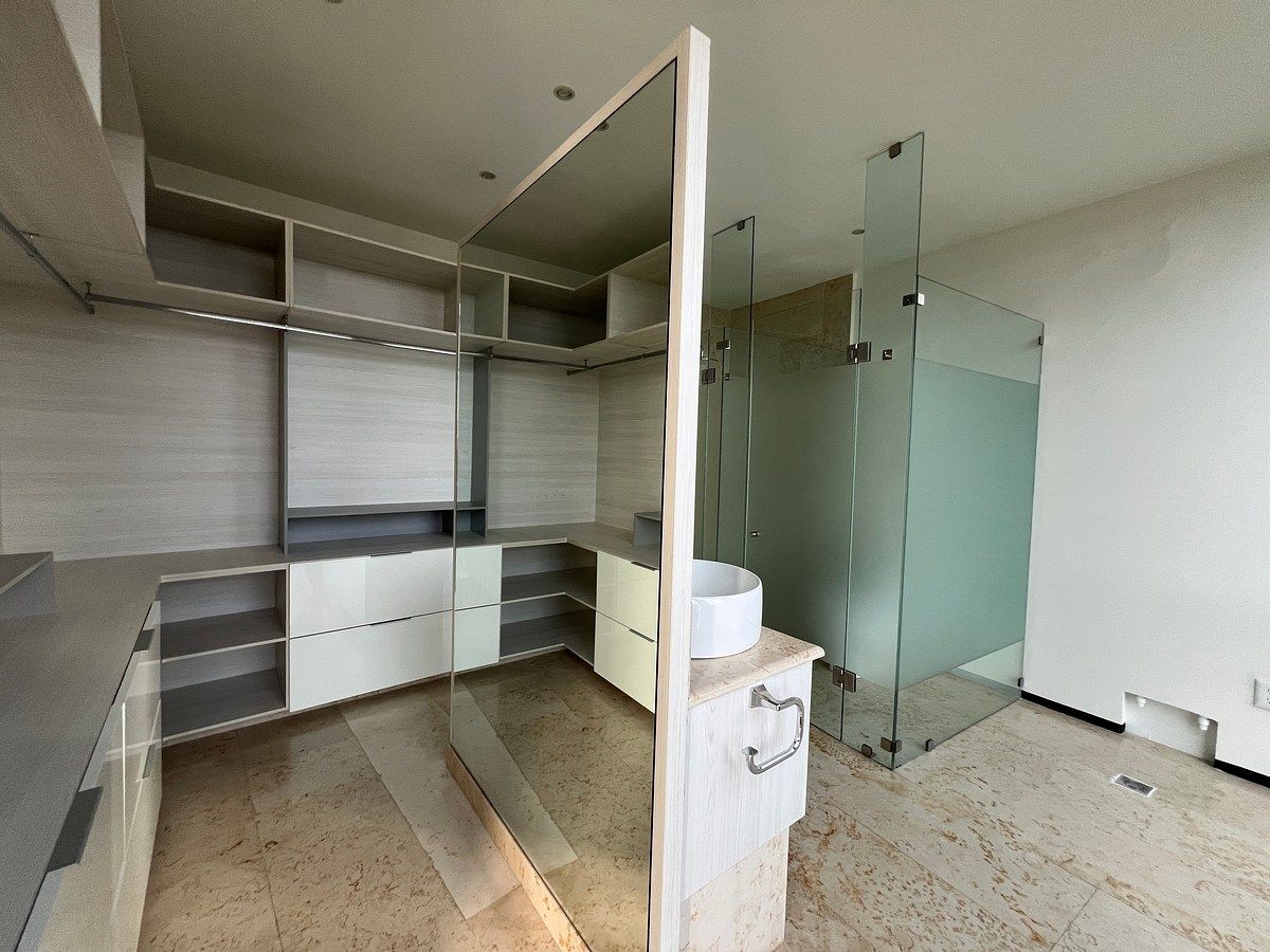 17 of 40: Vestidor y baño recámara principal