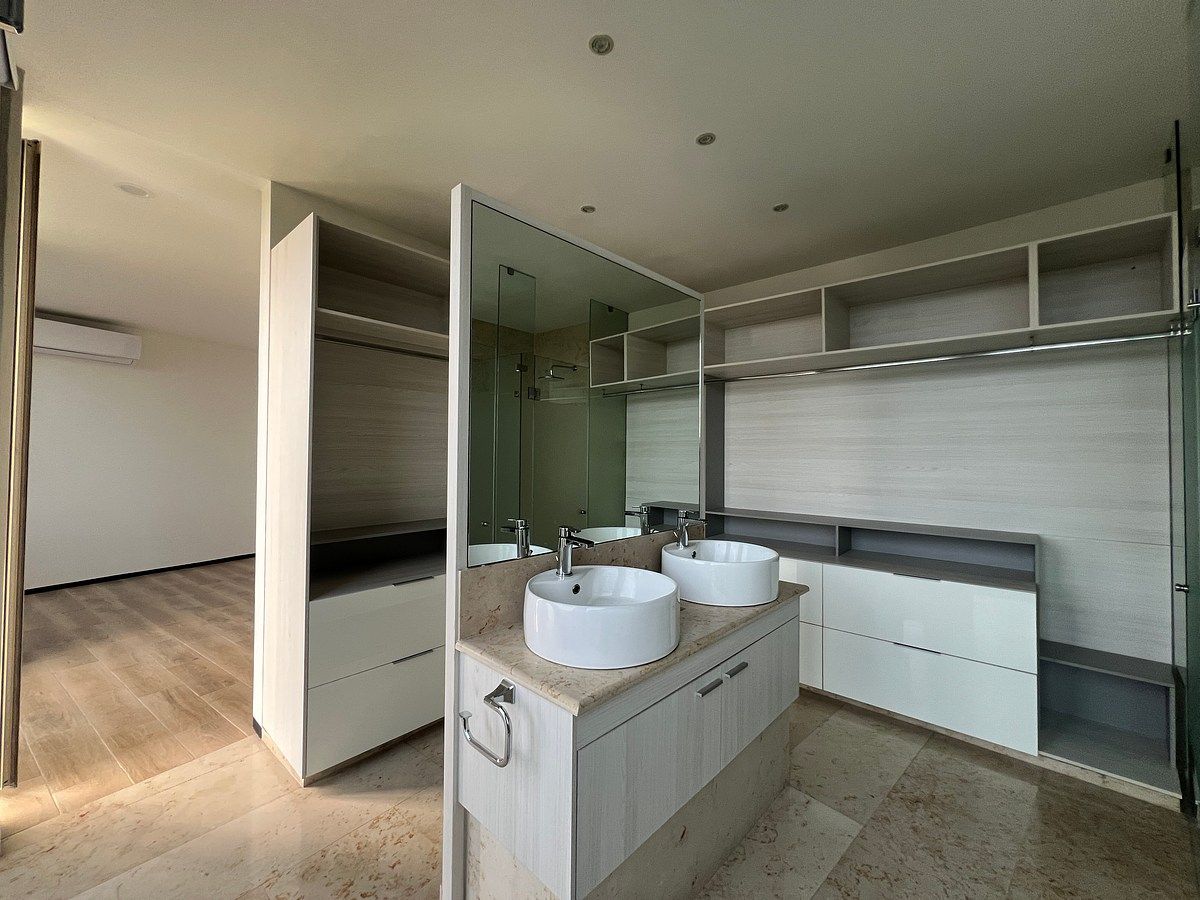 18 of 40: Vestidor y baño recámara principal