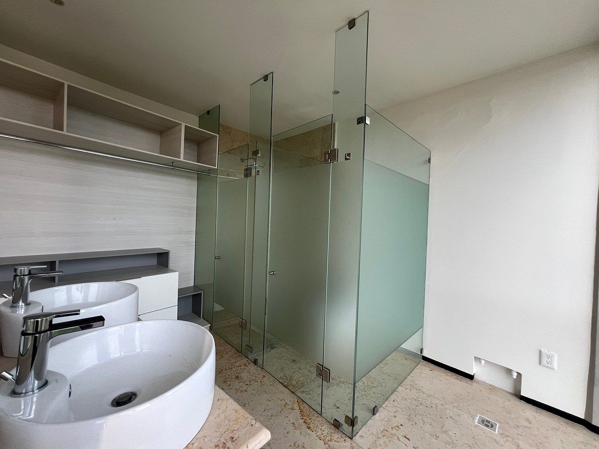 19 of 40: Vestidor y baño recámara principal