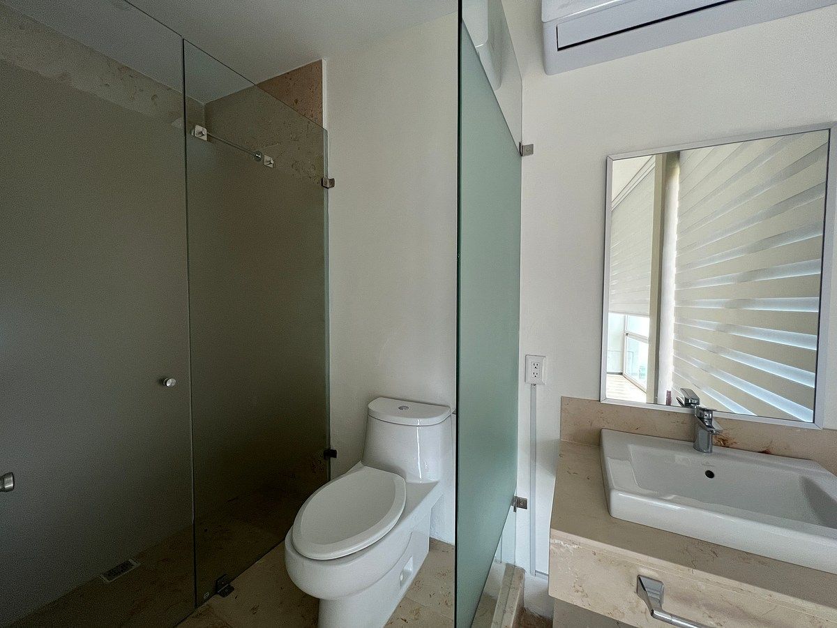 24 of 40: Baño recámara secundaria 1