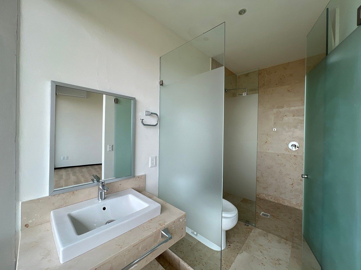 27 of 40: Baño recámara secundaria 2