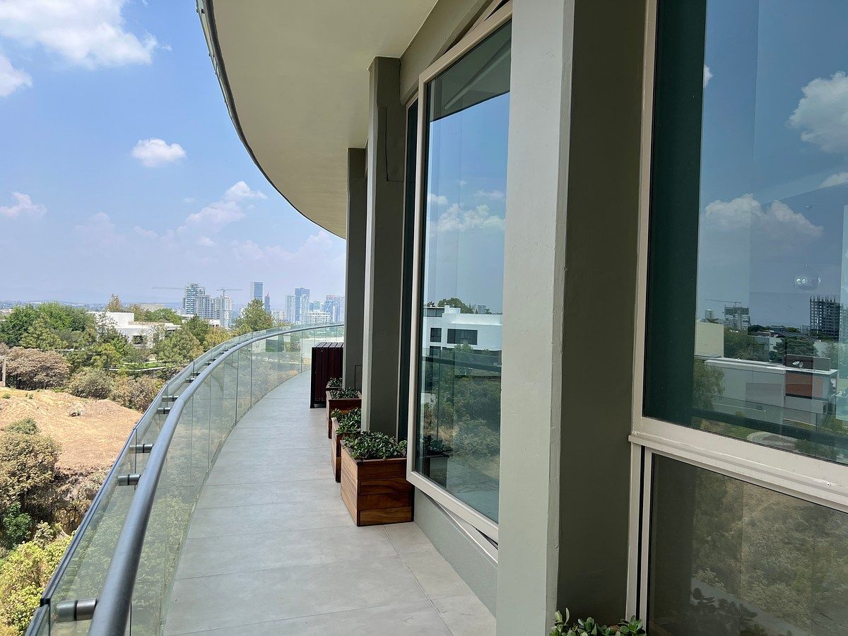 28 of 40: Amplio balcón a lo largo de todo el departamento