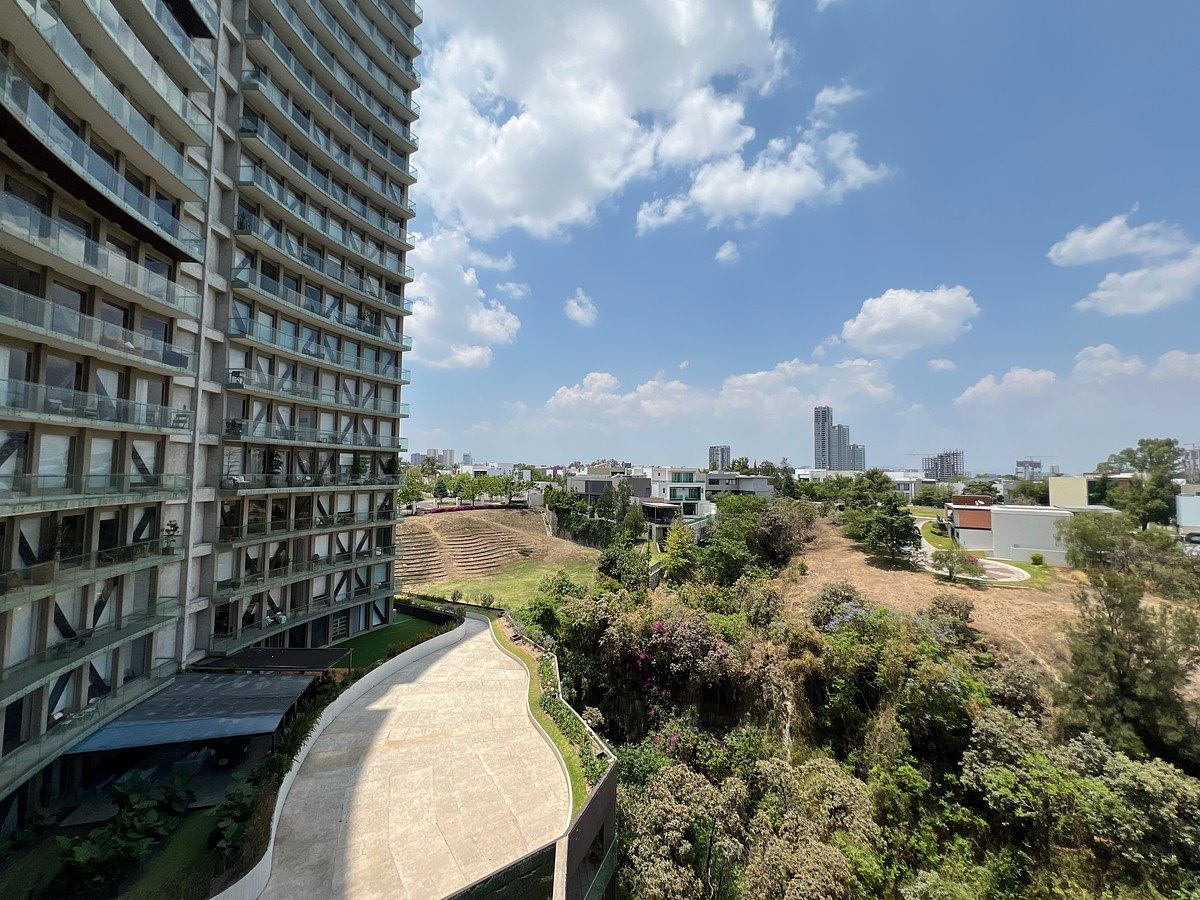 29 of 40: Amplio balcón a lo largo de todo el departamento