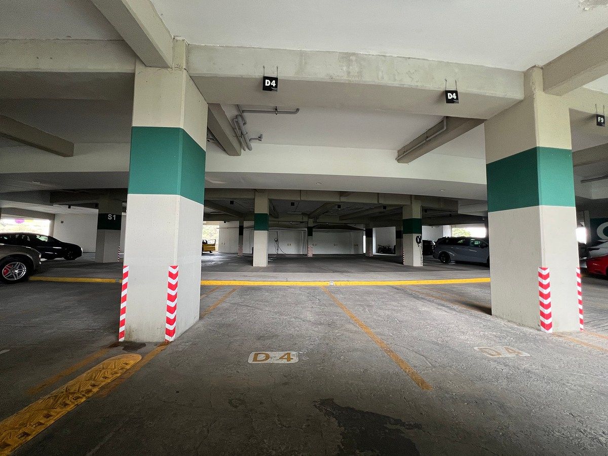 30 of 40: Estacionamiento