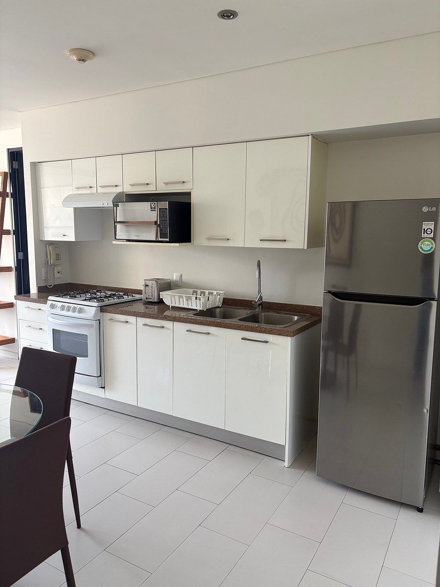 5 de 13: Cocina con refrigerador, horno, microondas y tostadora