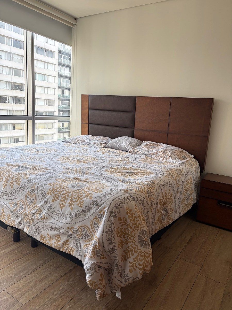 6 de 13: Recámara ppal: Cama y buró