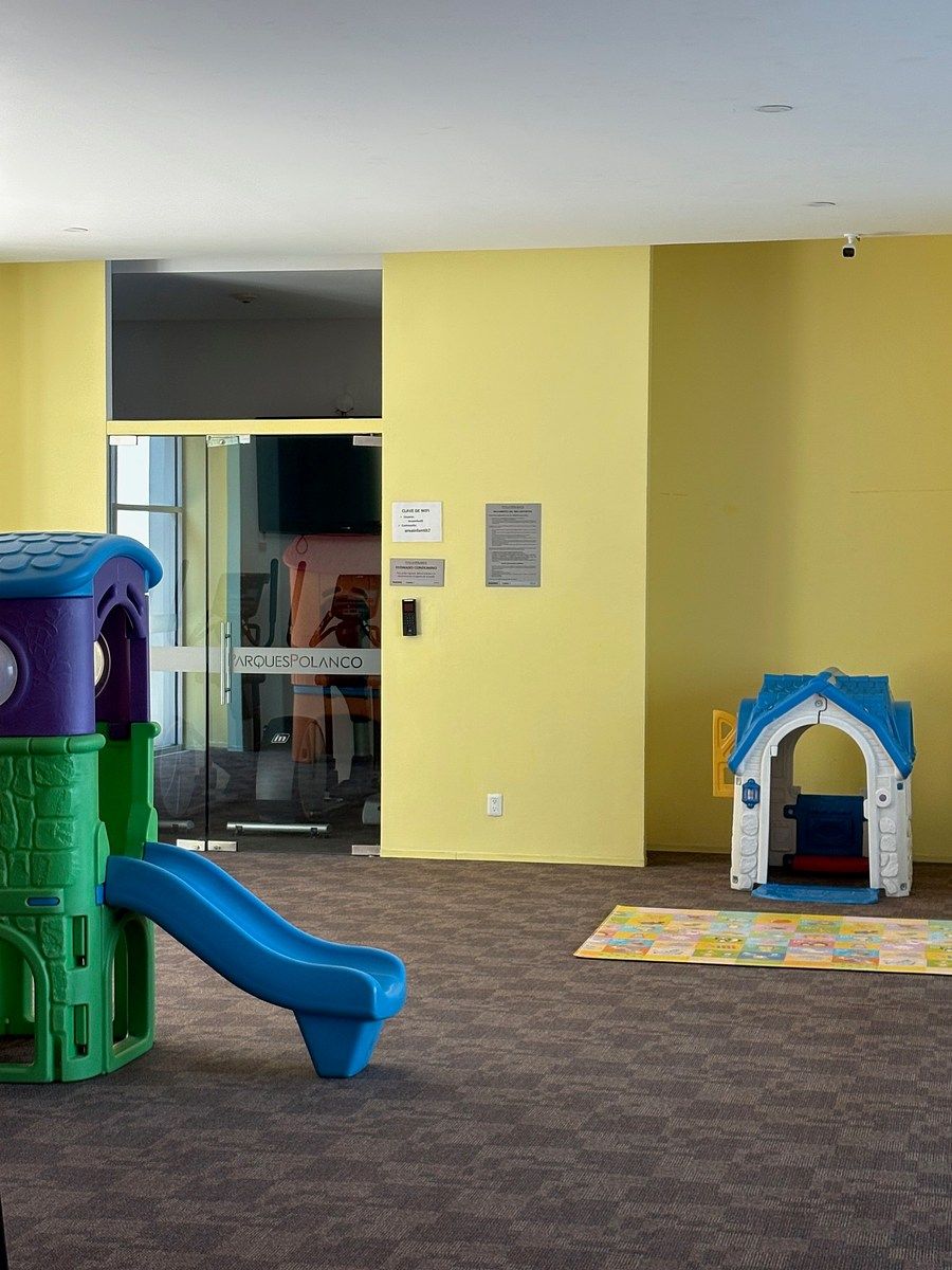 11 de 13: Área de juegos infantiles y al fondo el gimnasio