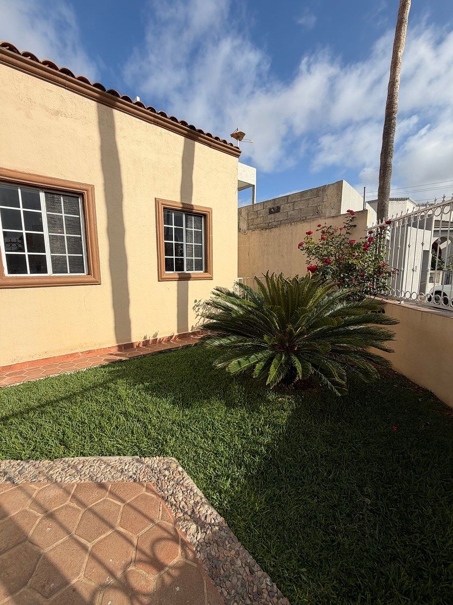 3 de 35: Jardín delantero