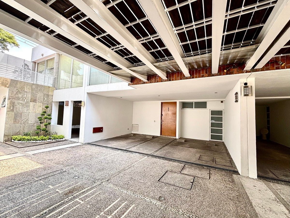 2 de 23: Estacionamientos y bodega