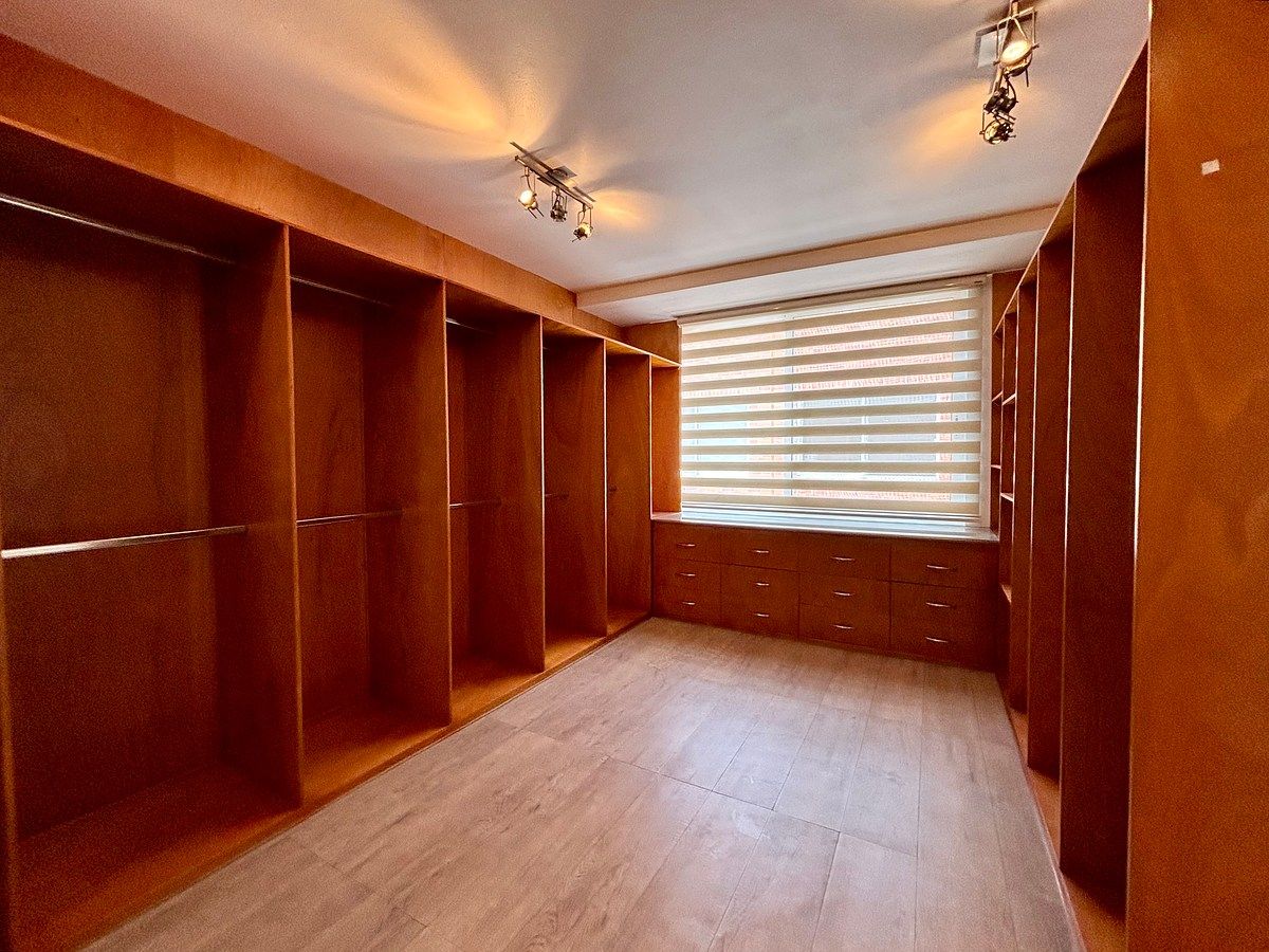 15 de 23: Vestidor principal