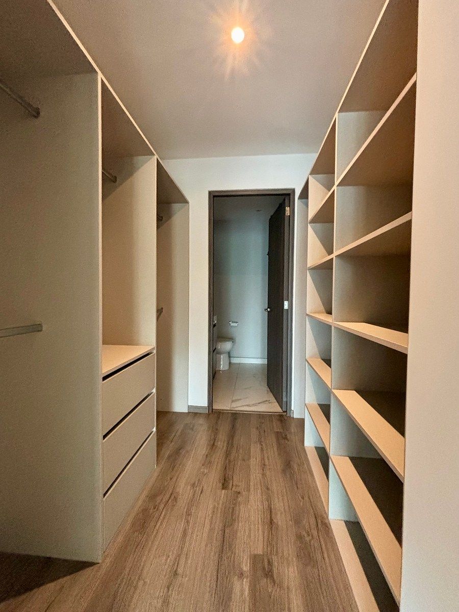 6 de 18: Vestidor principal