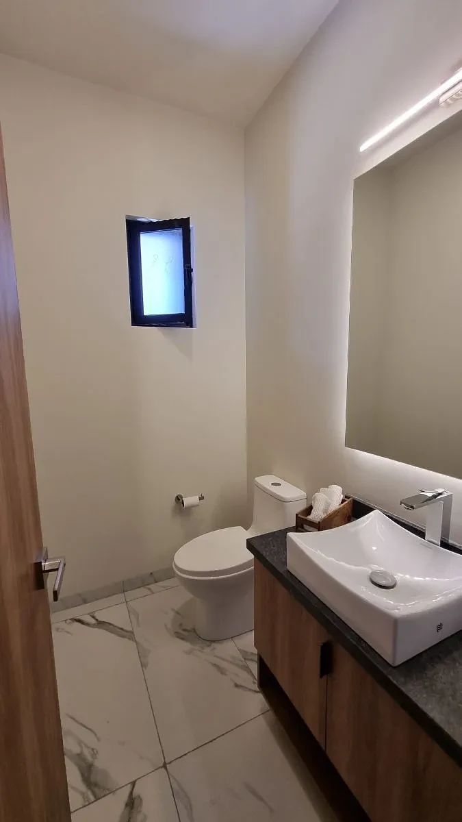 7 de 23: Baño de visitas