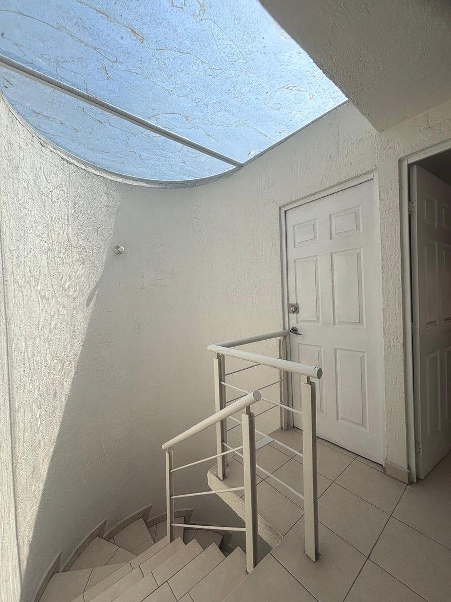 11 of 18: cubo escalera