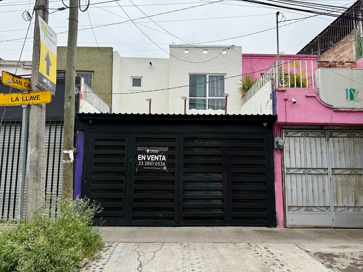 CASA EN VENTA EN PARQUES DE SANTA CRUZ DEL VALLE, foto 1 de 24