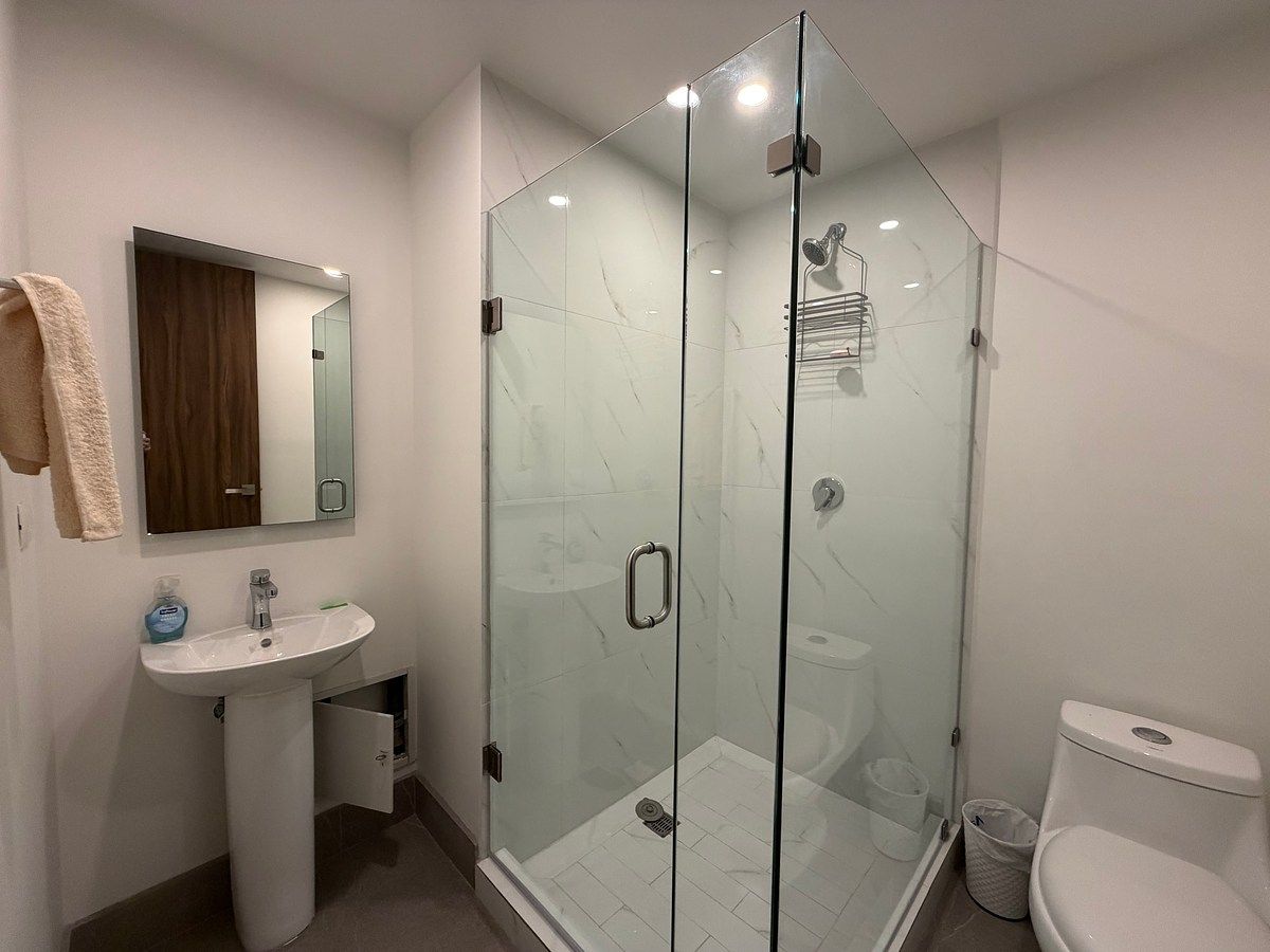 26 de 27: Baño de cuarto de servicio