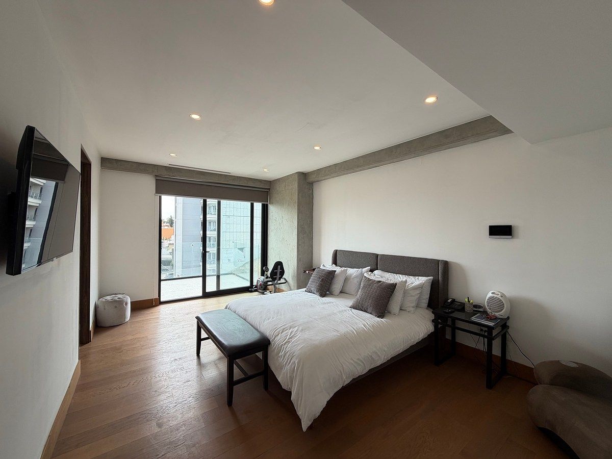 19 de 27: Recámara master con amplia terraza al campo de golf