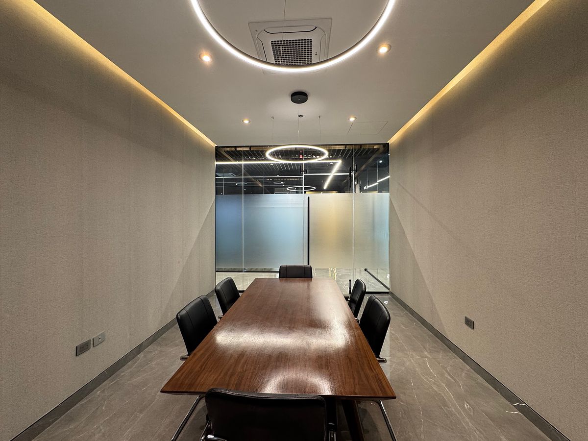 8 of 13: Sala de juntas