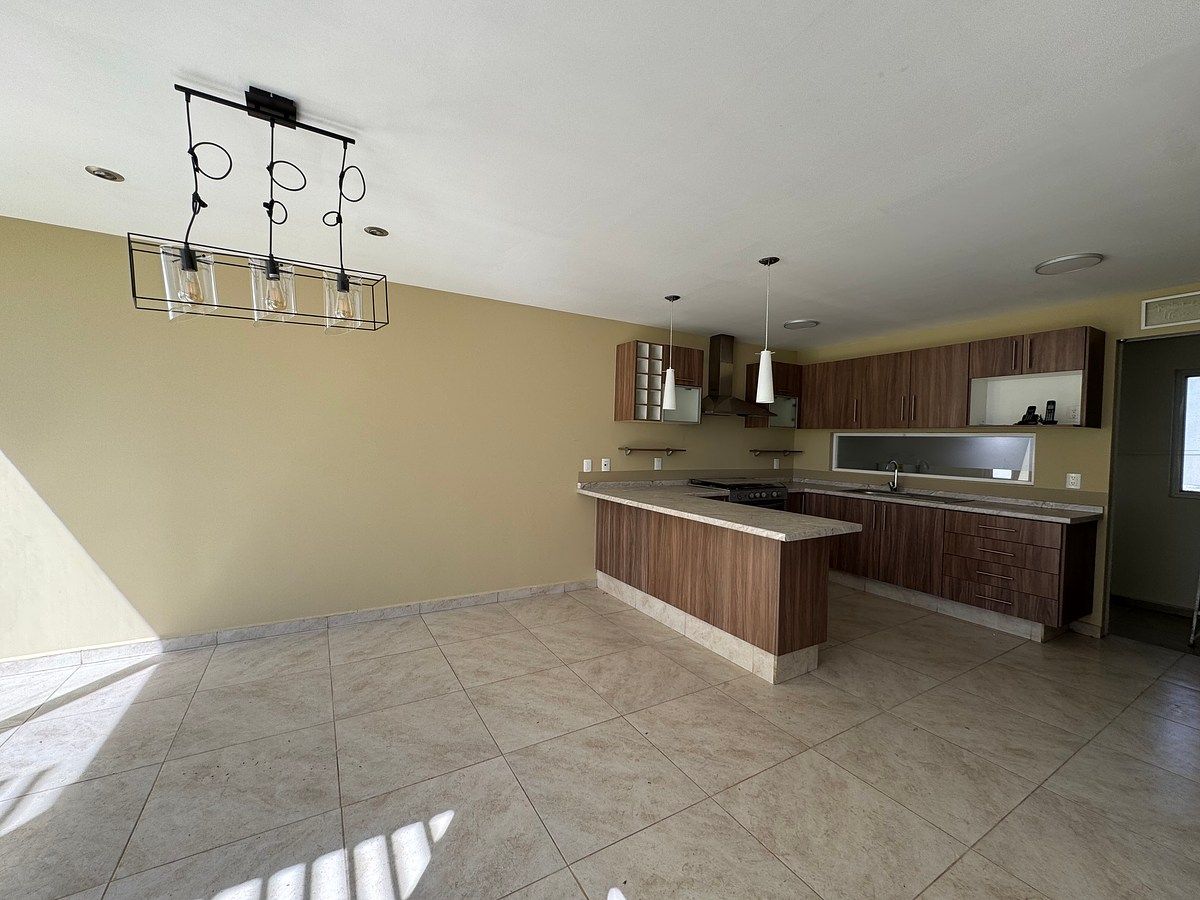 13 de 48: Cocina y comedor