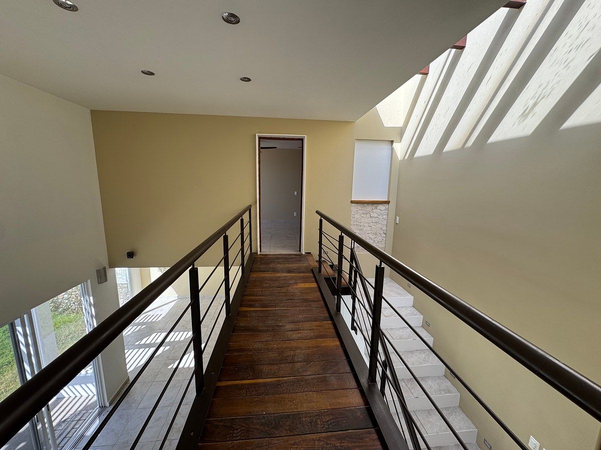 32 de 48: Pasillo planta alta