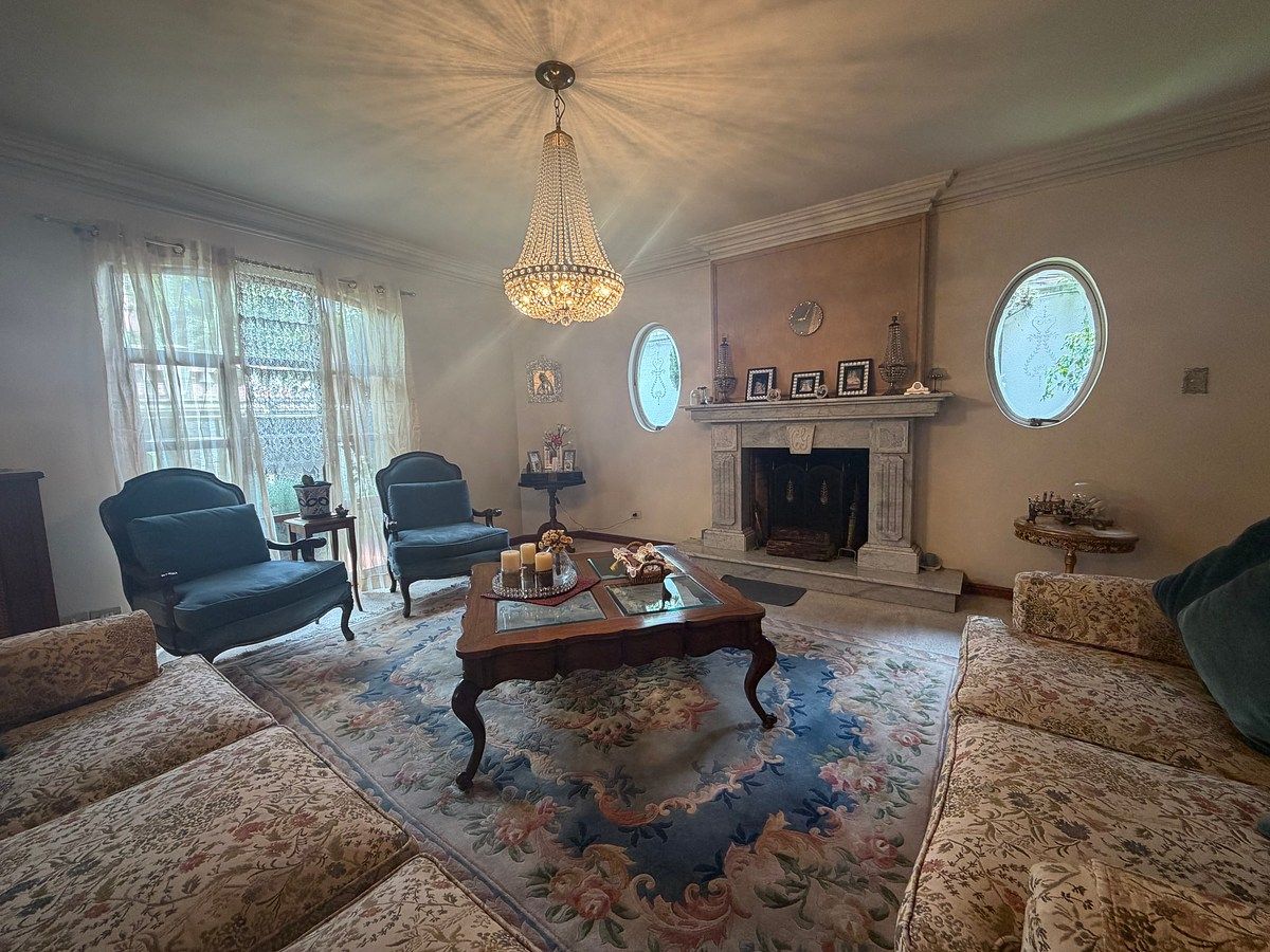 3 de 14: Sala con chimenea de marmol