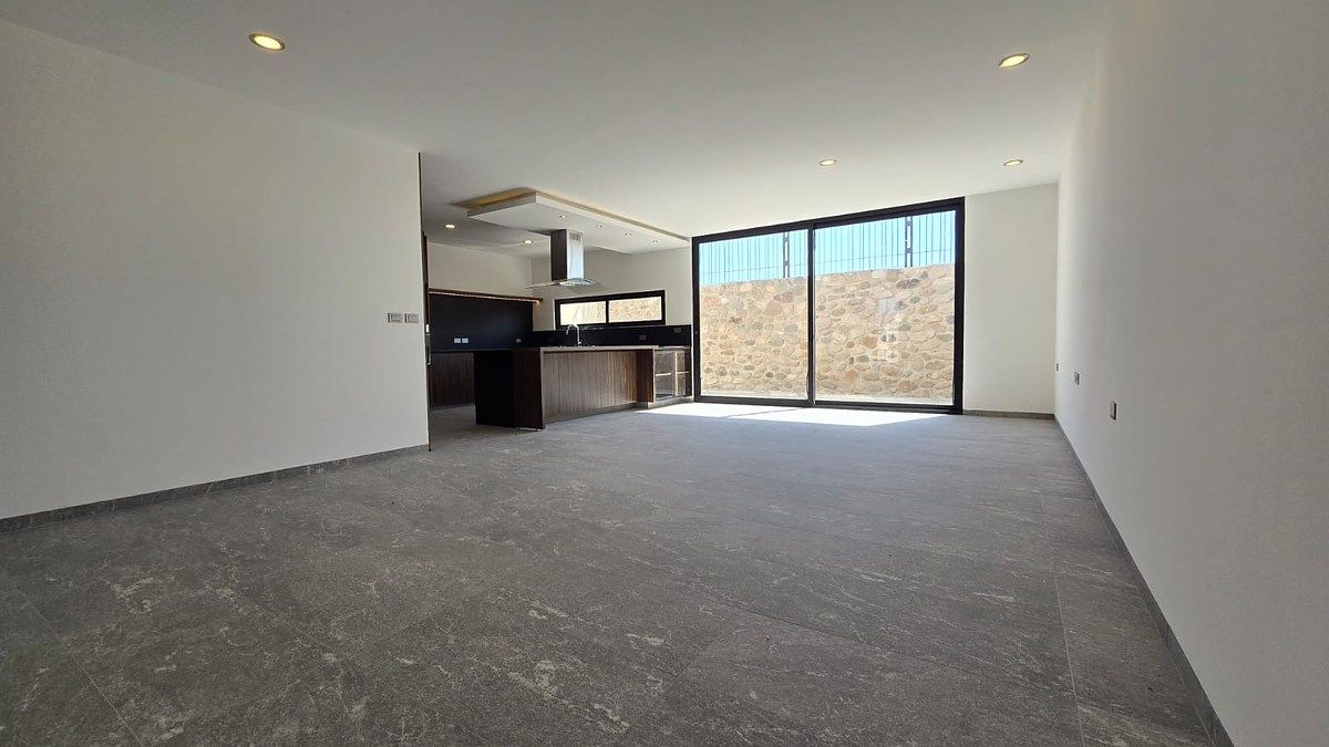 4 de 23: Estancia, cocina y jardín al fondo