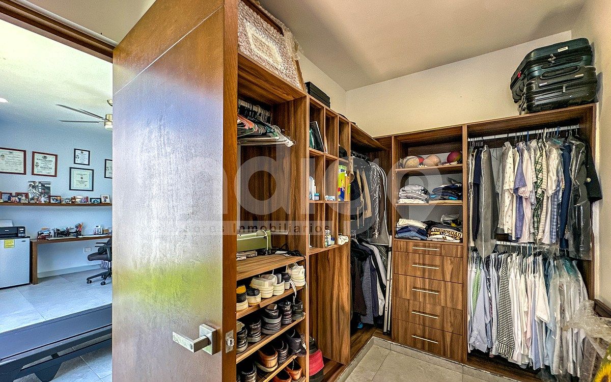 39 de 50: Vestidor 2 de Recámara Principal