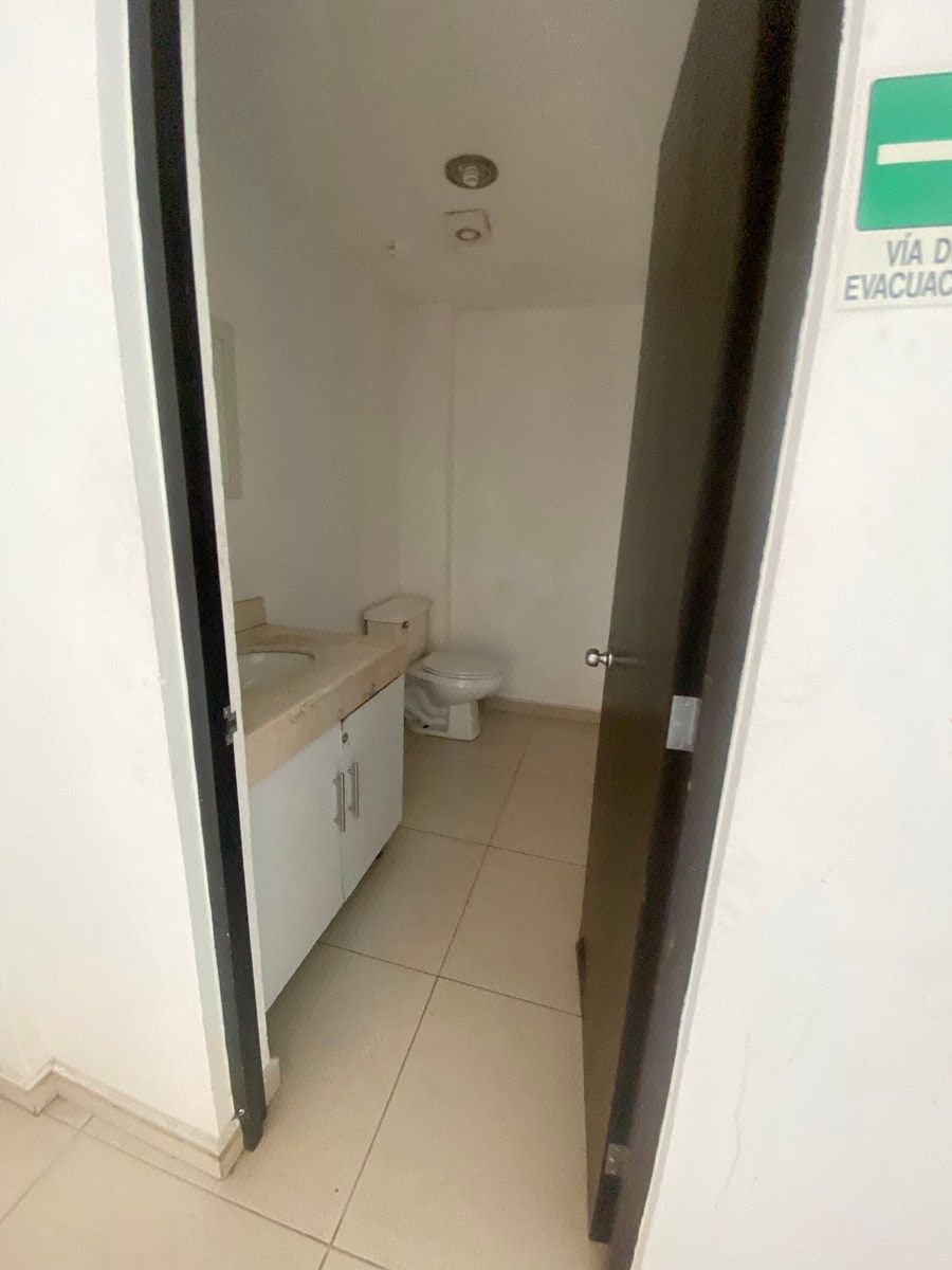 Se VendeRemta Local en Milenio 2 niveles - foto 5