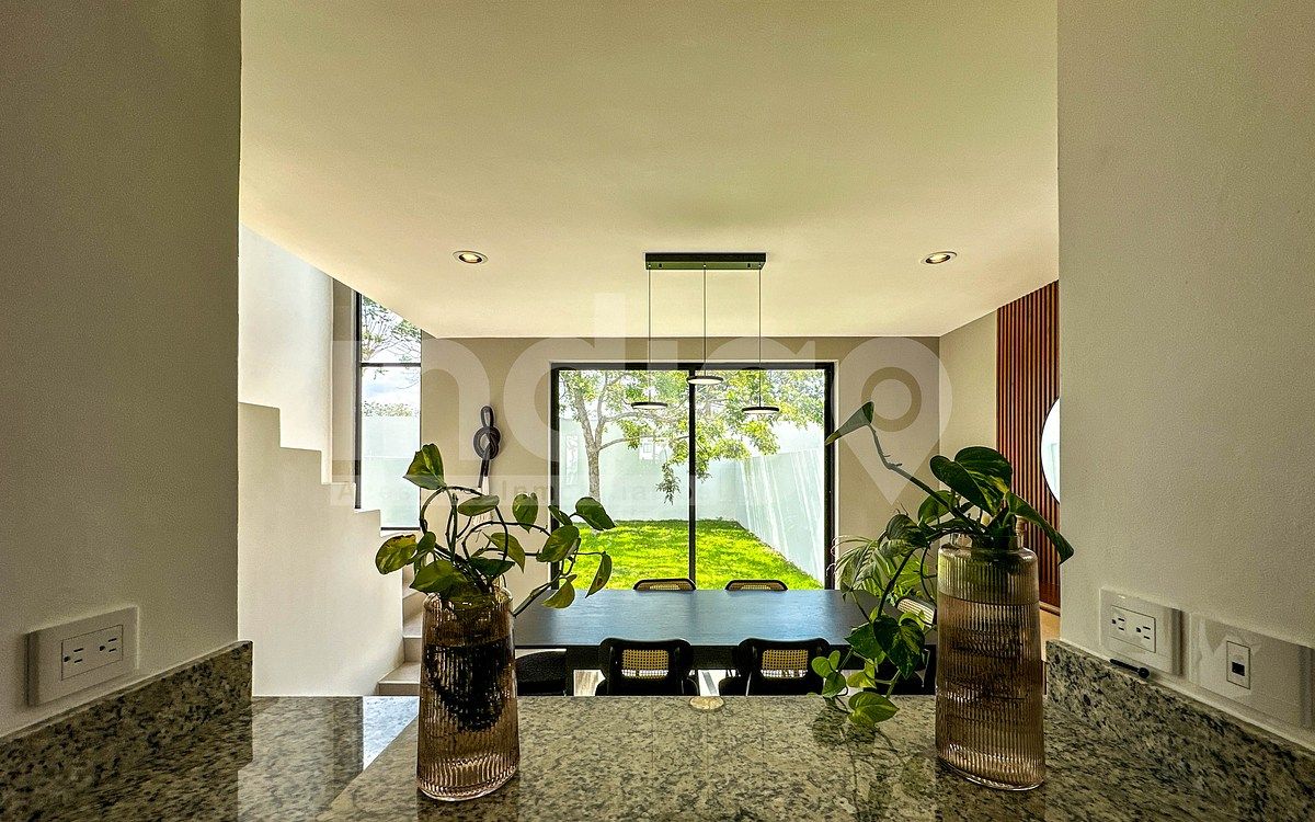 18 of 40: Vista desde la Cocina