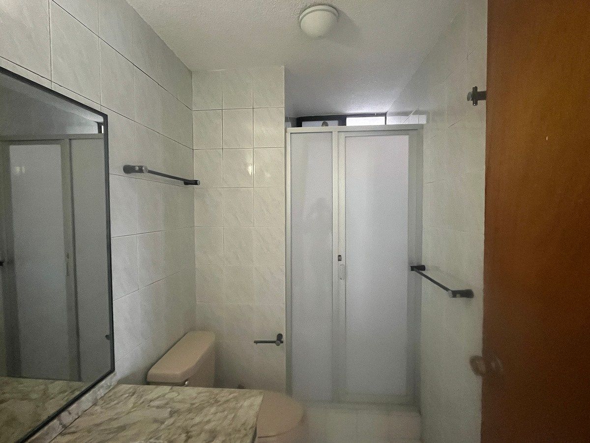 4 de 14: Baño Visitas