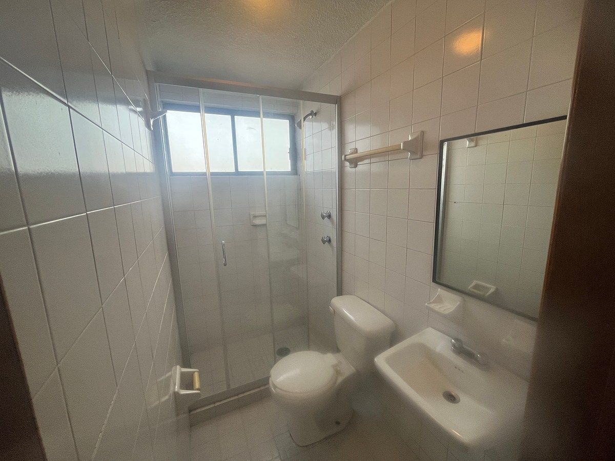 10 de 14: Baño de Cuarto de Servicio