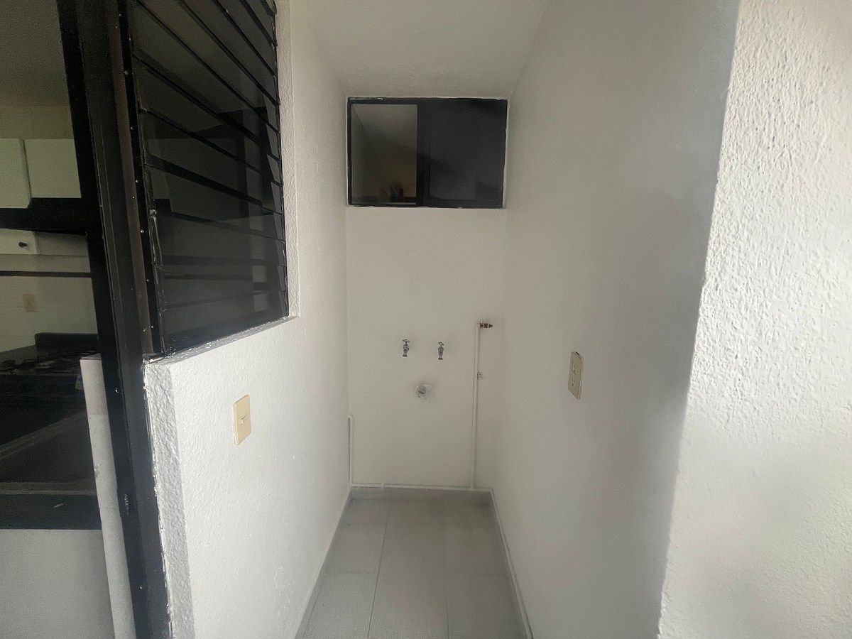 12 de 14: Patio de Servicio