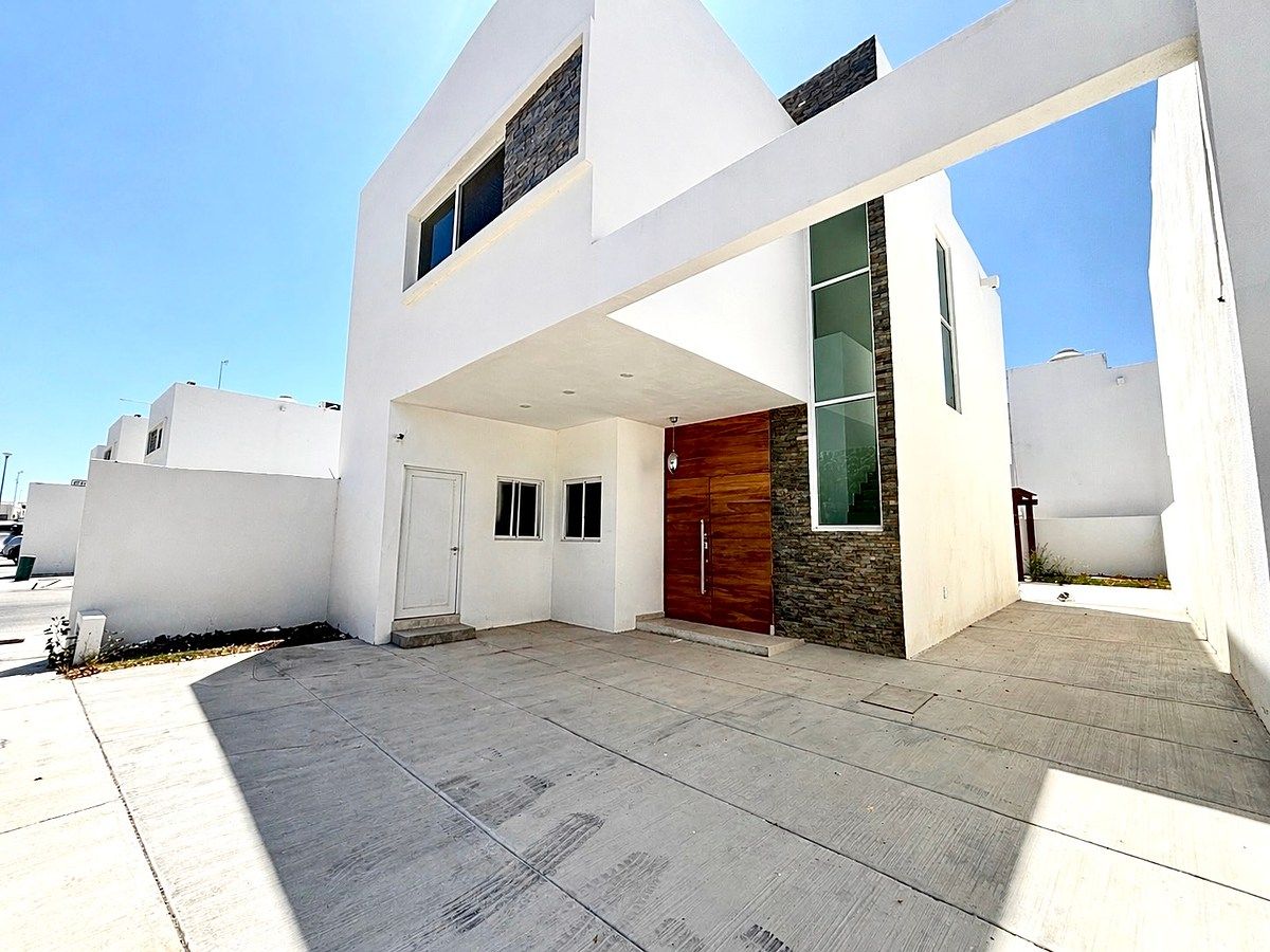 1 de 9: Fachada, estacionamiento de 2 a 3 autos