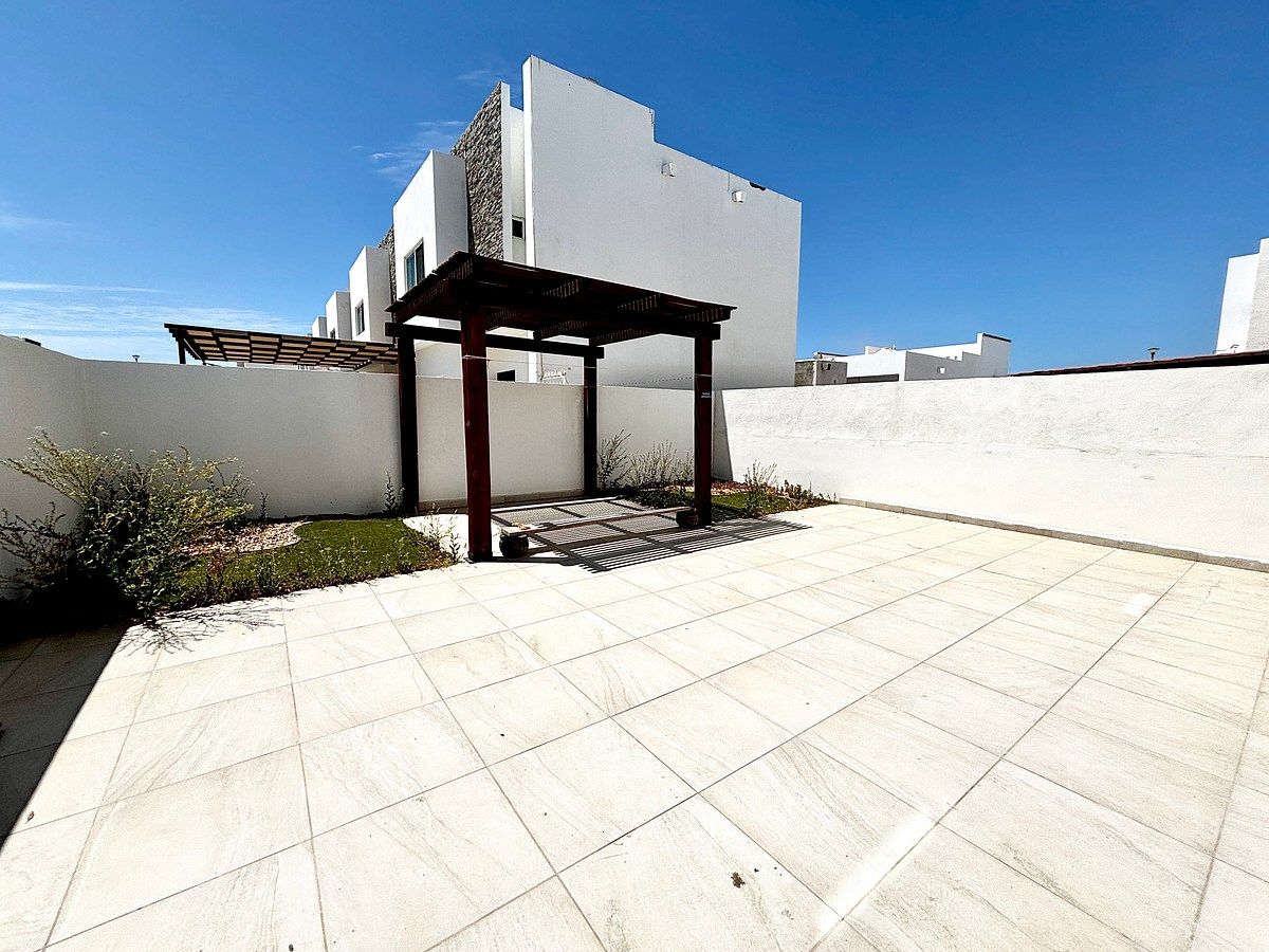 2 de 9: Jardín con pérgola