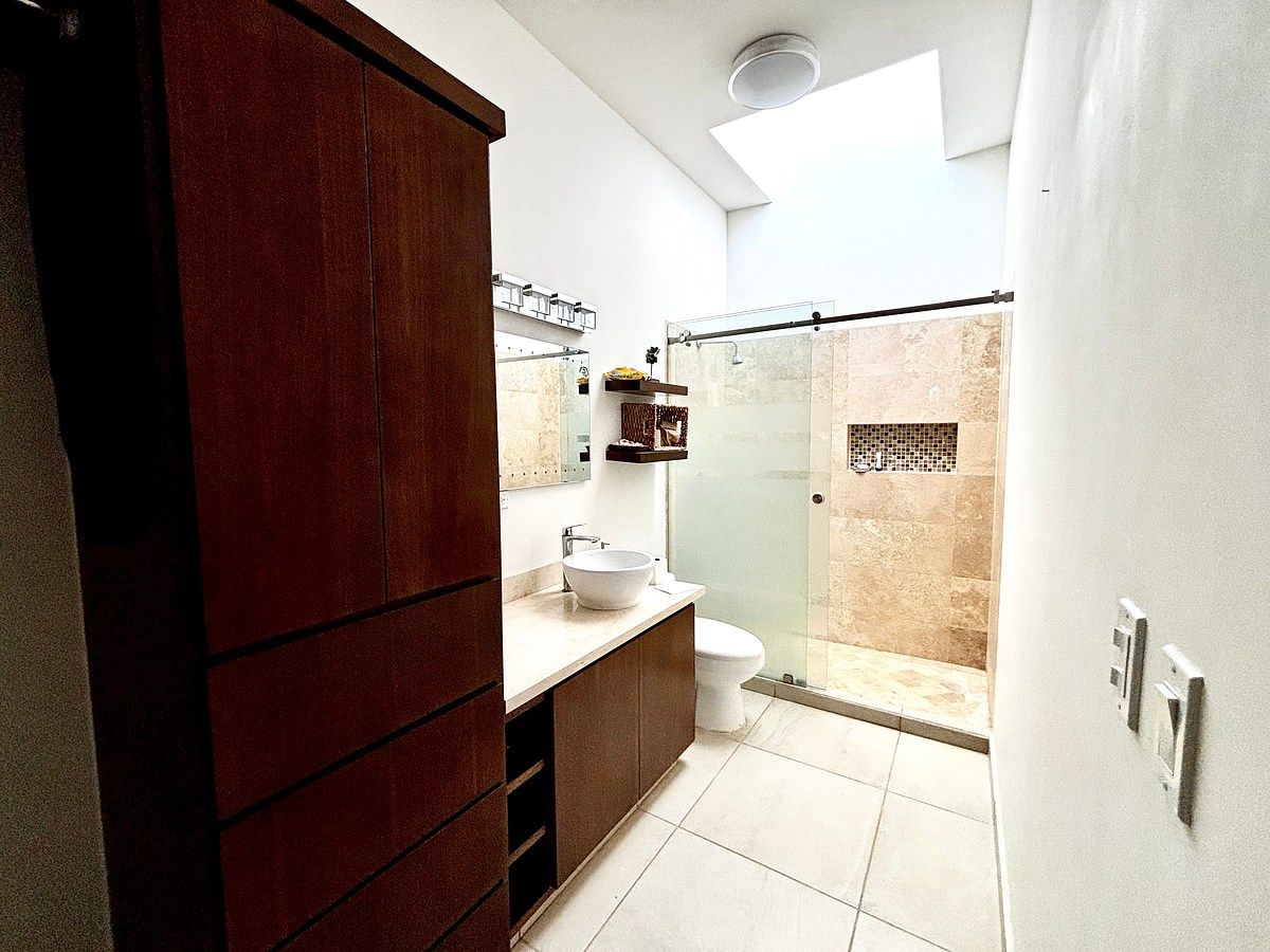 4 de 9: Baño completo y clóset dé recámara principal