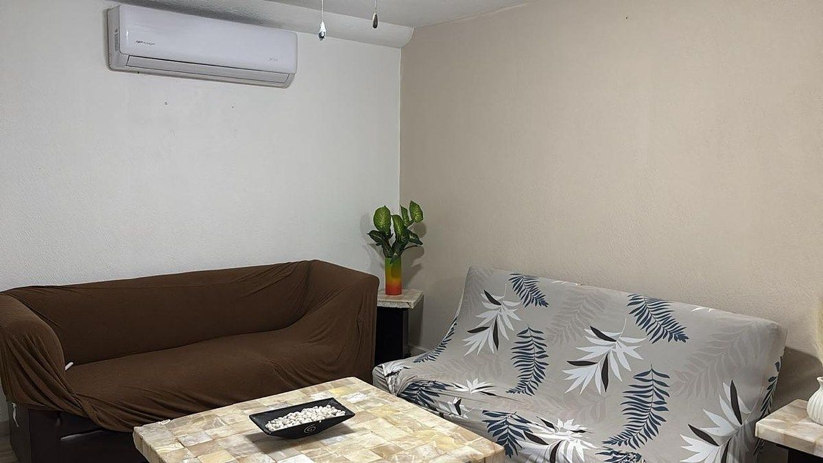 9 of 14: Sala con aire acondicionado