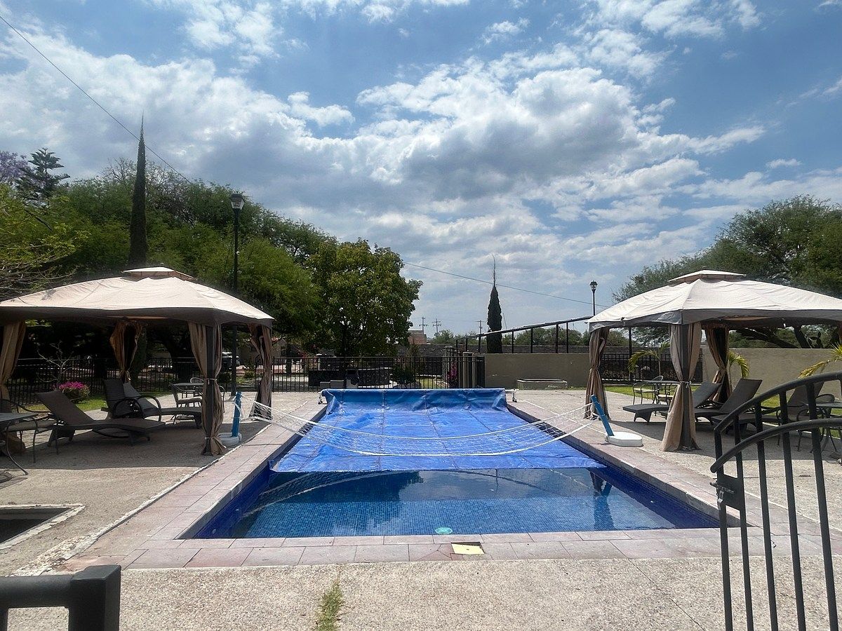 5 of 17: Alberca