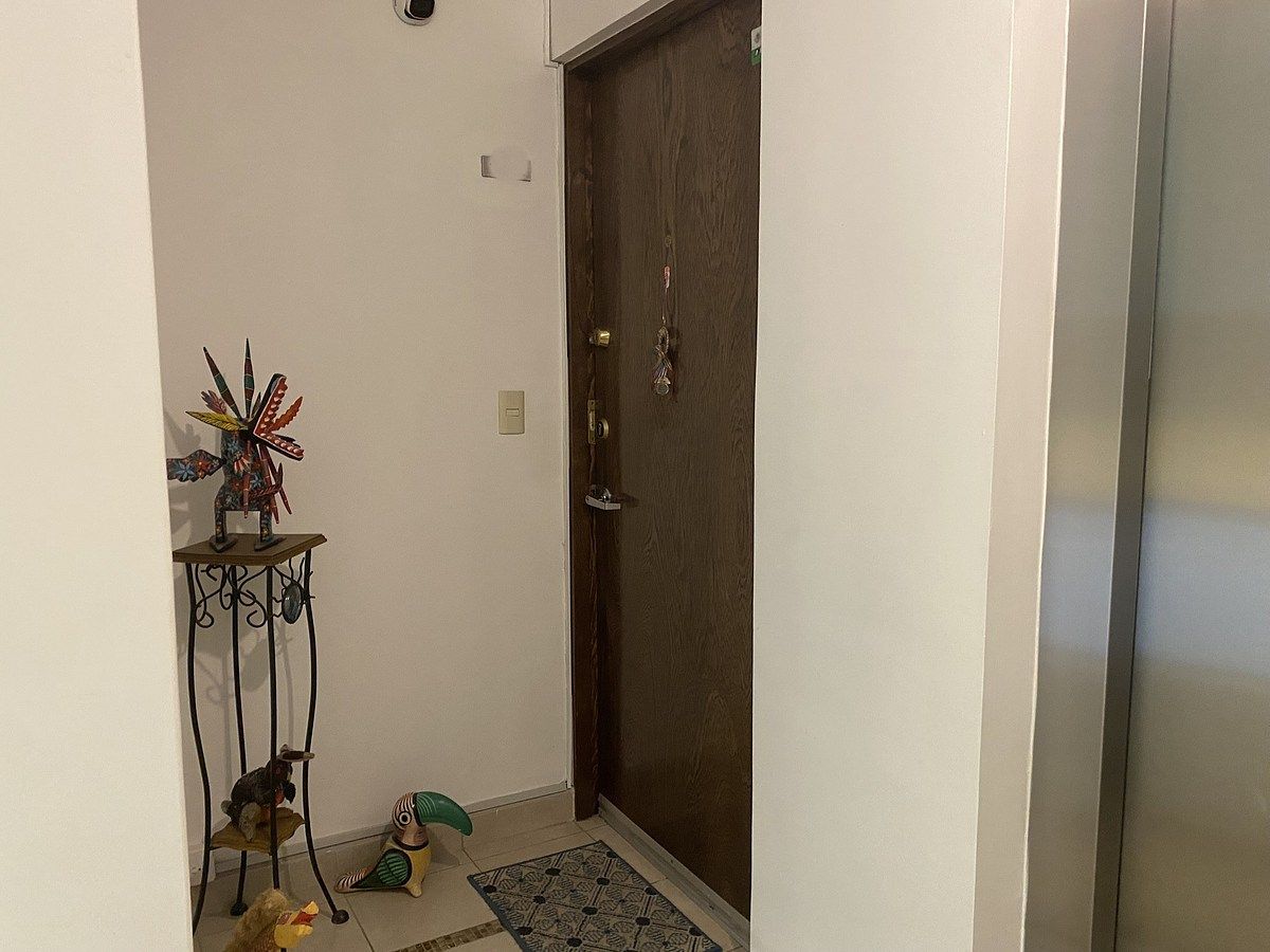 2 of 25: Puertas del elevador y de acceso al departamento