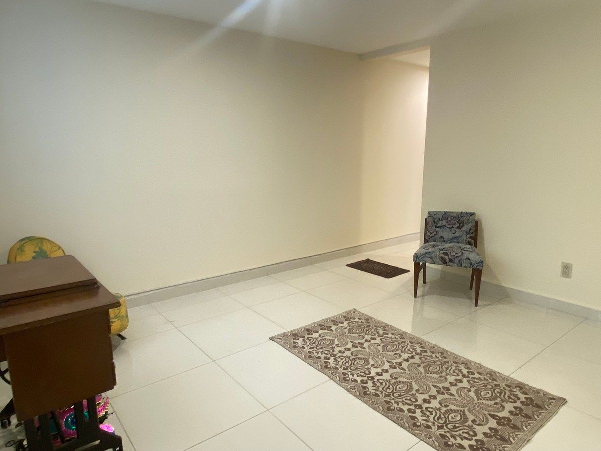 3 of 25: Sala (estancia), desde la puerta de acceso